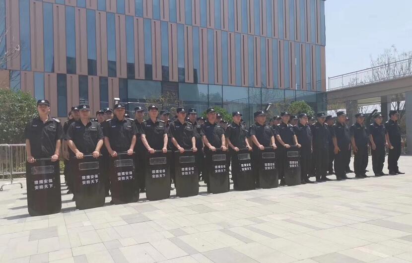 漢江夢開盤，湖北獵鷹保安公司繼續(xù)維護現(xiàn)場秩序