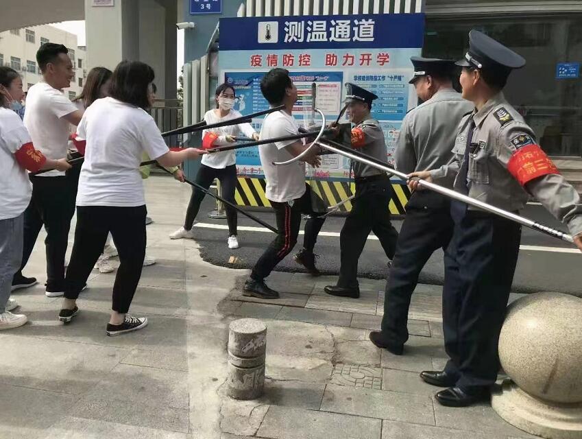 公安分局內(nèi)保大隊、獵鷹保安公司聯(lián)合開展校園反恐防暴演練活動