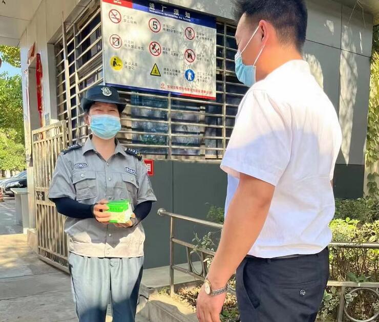 湖北獵鷹保安公司，關(guān)愛隊員，為隊員送去防暑物資