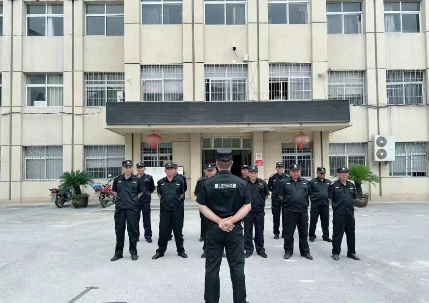 獵鷹保安對新市鎮(zhèn)所有保安隊員進(jìn)行安保實操培訓(xùn)