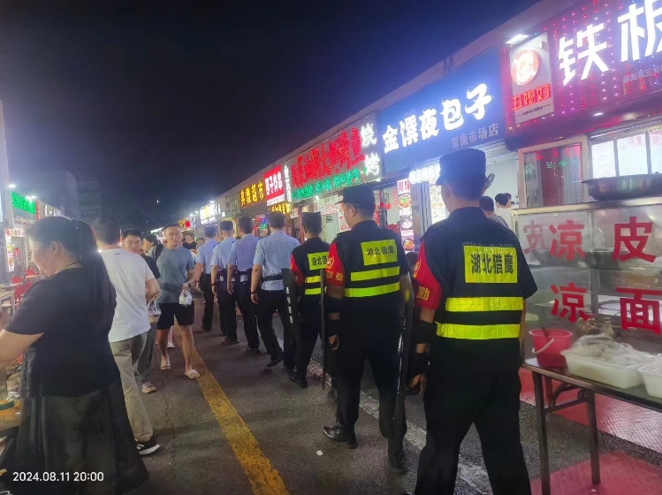 面對(duì)不同的工作環(huán)境和需求，保安工作人員該如何應(yīng)對(duì)？